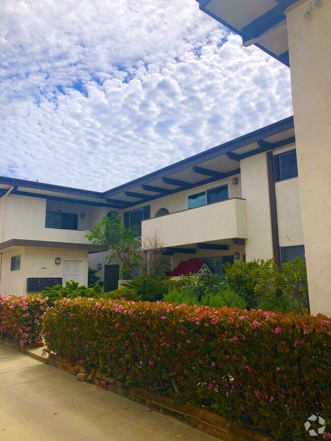 Courtyard - 408 Ellwood Beach Dr Rental