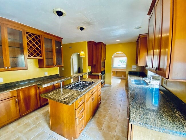 Building Photo - Beautiful 4 Bedroom Cottage in Kensington with Extra Room for an Office!