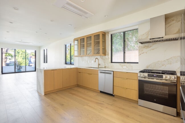 Photo - 456 N Poinsettia Pl