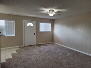 Living room - 1301 Hemlock Ave Unit 6