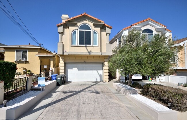 Building Photo - 3 Bedroom Home in Coveted "Golden Hills"
