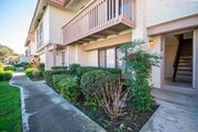 Photo - Spacious 3BR Condo with Pool View in Tangl...