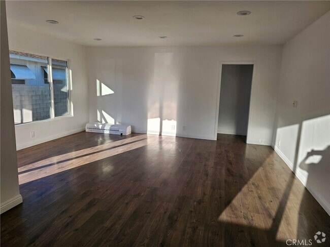 Building Photo - 5828 N Vista St Rental