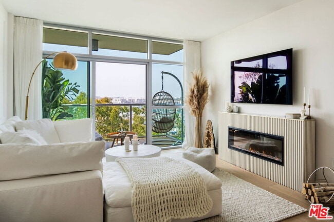 Building Photo - 13700 Marina Pointe Dr