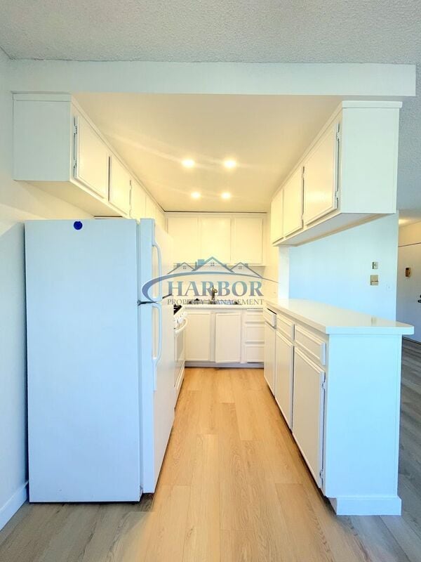 Photo - 949 W 26th St