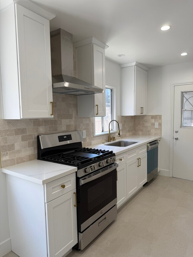 Photo - 11610 Oxnard St