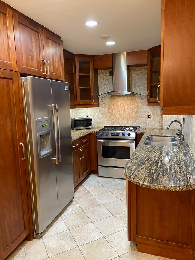 Building Photo - 1154 S Barrington Ave Unit 104 Rental