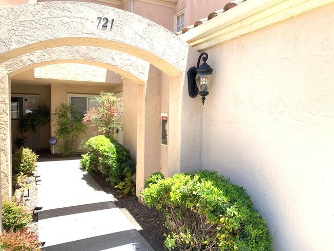Photo - Eastlake : 2 bed, 2.5 bath vaulted ceiling...