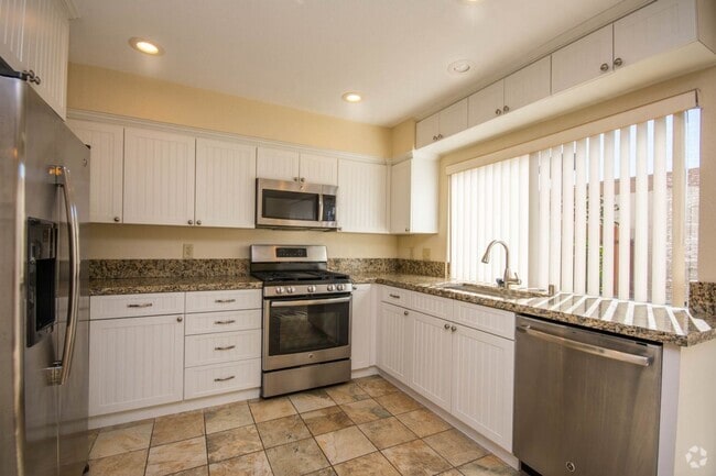 Building Photo - Spacious 3BR Condo with Pool View in Tangl...