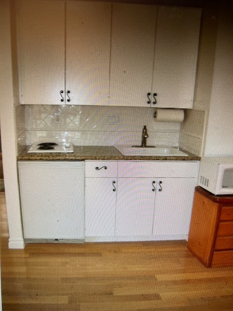 Kitchen/ront view - 410 S Barrington Ave Unit 200