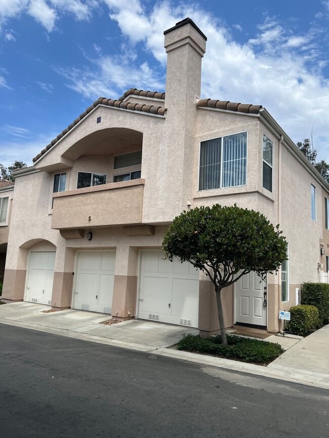 Building Photo - Wonderful 2 bedroom, 2 Bath Condo! Single...
