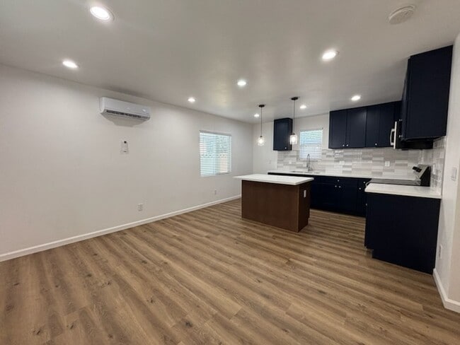 Building Photo - 942 W El Morado Ct