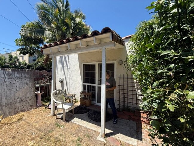 Building Photo - **STUDIO APARTMENT IN WRIGLEY AREA** $1300MO
