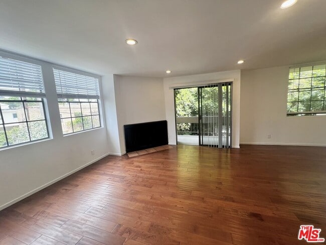 Photo - 750 Kings Rd Unit 210