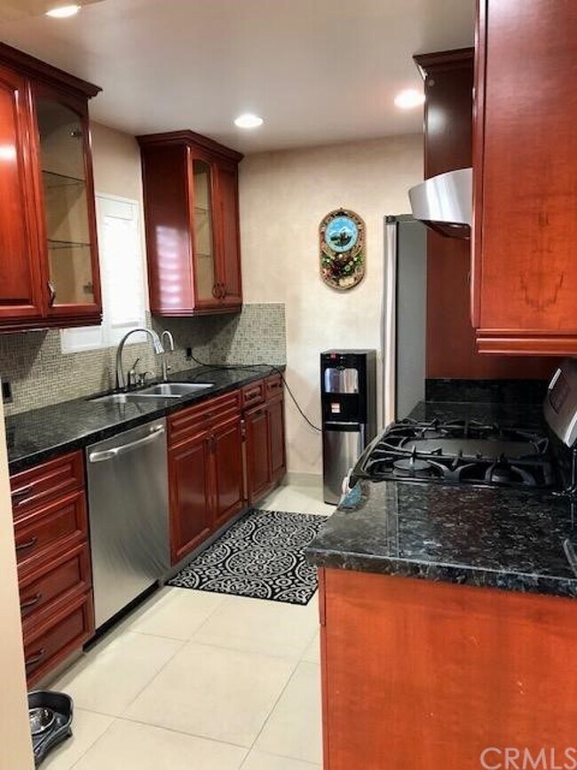 kitchen - 212 N Jackson St Unit 5