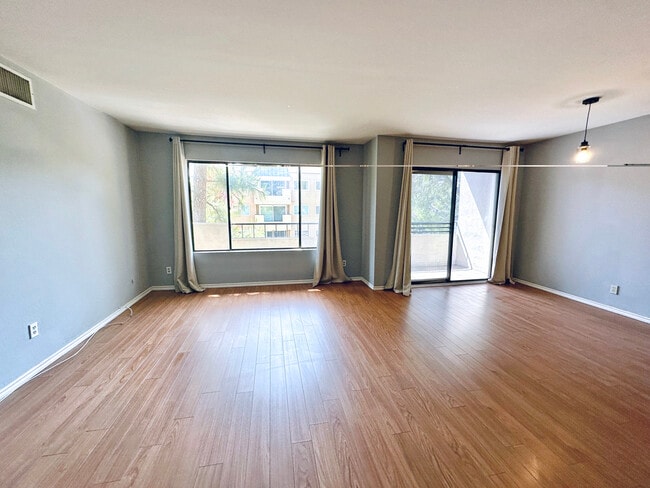 Building Photo - 700 Westmount Dr Unit 202