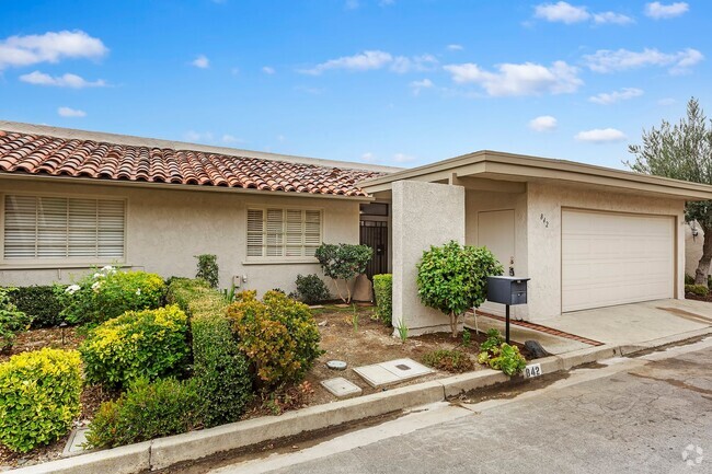 Building Photo - Gorgeous 2 bedroom, 2 bath in the hills ab... Rental