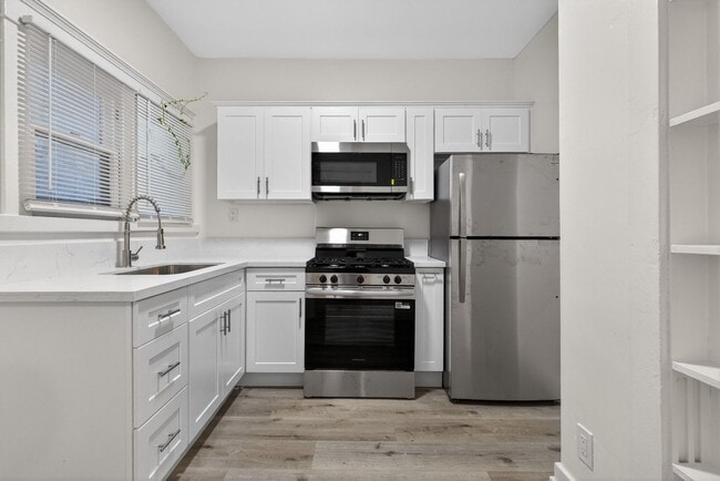 Photo - 1049 E 5th St Unit B