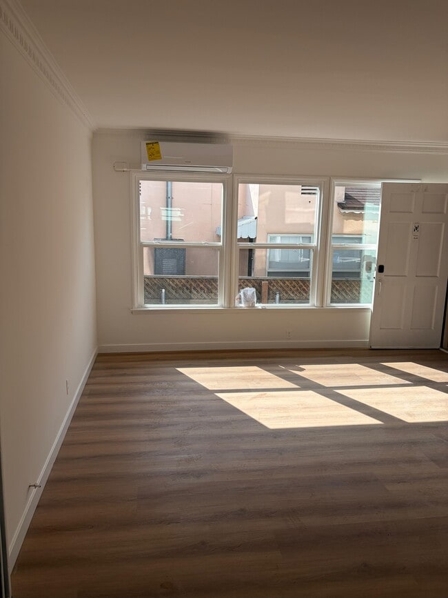 Building Photo - 2212 Fox Hills Dr Unit 2214