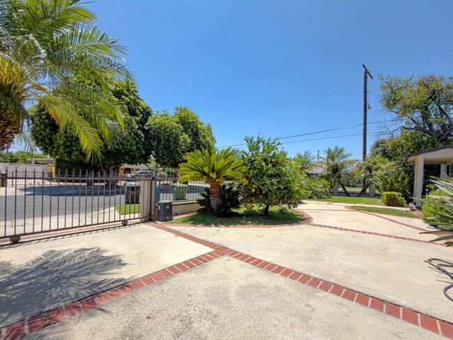 Photo - Resort Style 3Bed/3Bath in Northridge!