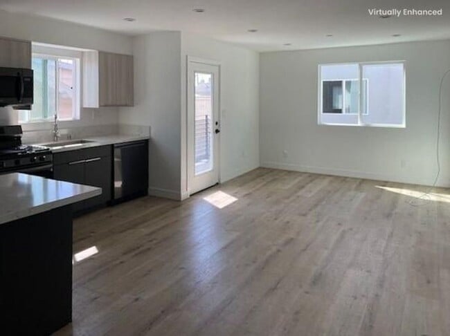 Photo - REST OF NOVEMBER FREE! Spacious 4 Bedroom ... Unit 1531 Winona Blvd