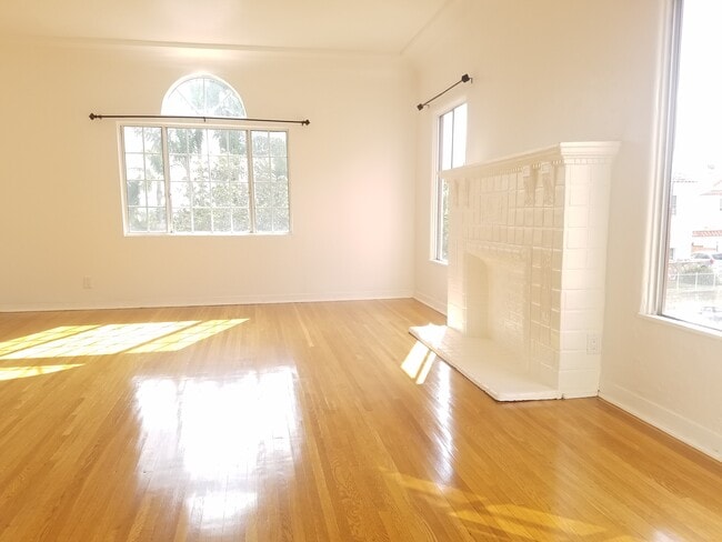 Building Photo - 1609 1/2 S Sierra Bonita Ave Unit 1609 1.2