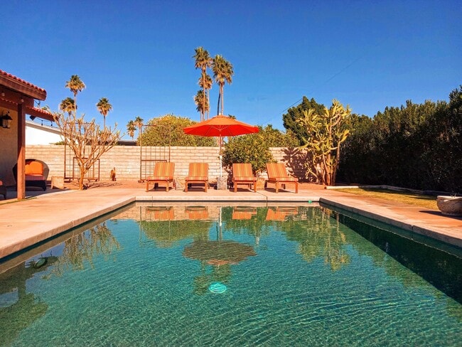 Photo - 2200 E Acacia Rd N