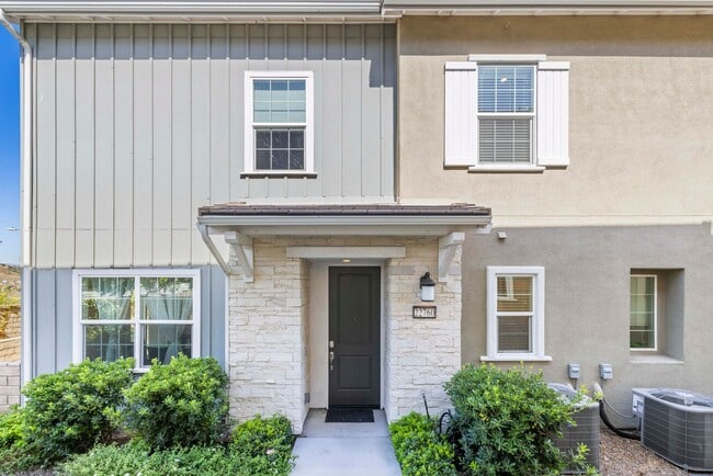 Photo - 3 bedroom / 2.5 bathroom/ TOWNHOME in Santa Clarita