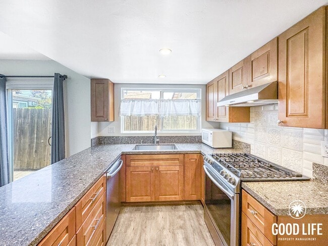 Building Photo - SD: Renovated 3BD/2.5BA Condo in Chula Vista with Fireplace, W/D & Private Balcony Unit 2