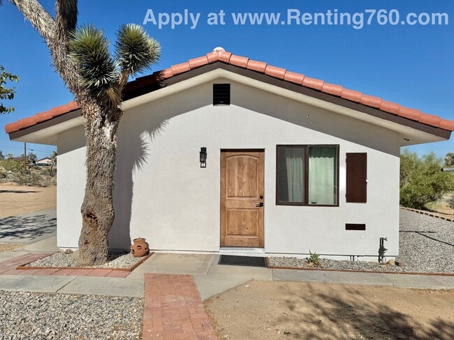 2 Updated Homes on 1 Property! - 2 Updated Homes on 1 Property! Unit 2 - 56949 Campanula St