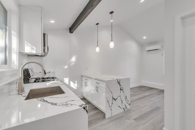 Photo - 14753 Hartland St