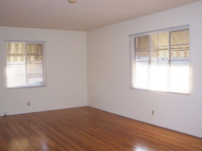 Living room - 144 N Sierra Bonita Ave Unit 5