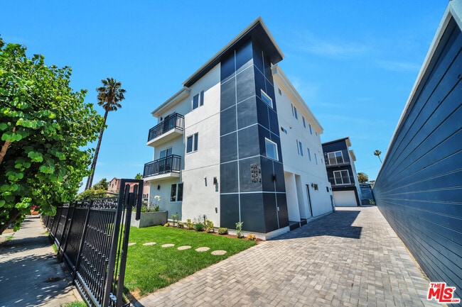Photo - 957 1/2 N Ridgewood Pl Condo
