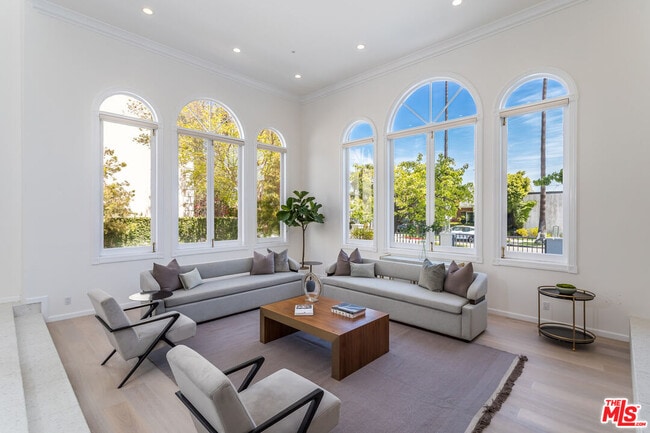 Photo - 107 N Doheny Dr House