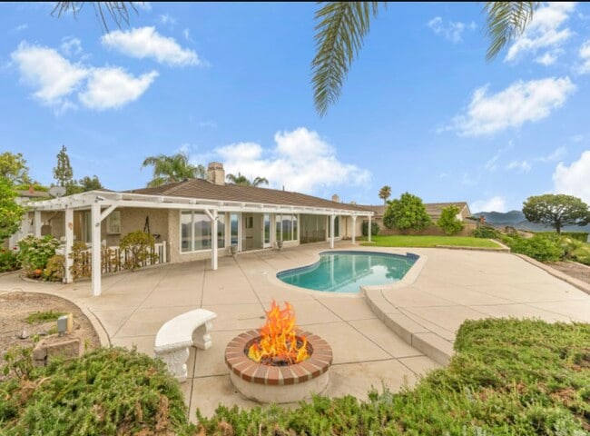 Photo - 2506 Sapra St