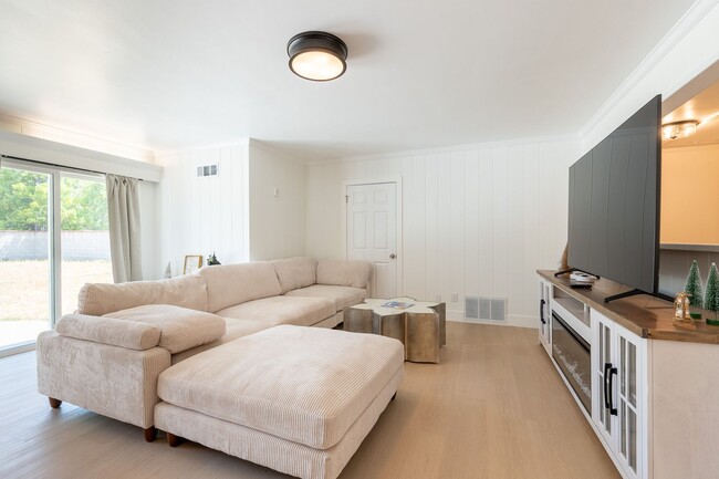 Photo - Relaxing 4BR Family Home Near Attractions ...