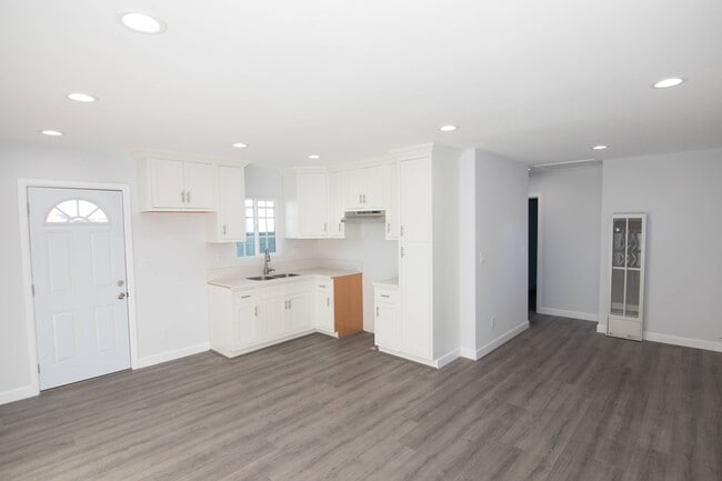 Building Photo - 1231 E 53rd St