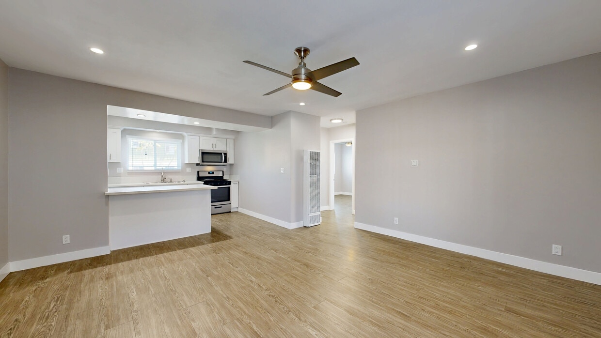 3D Tour - 11819 Eucalyptus Ave.