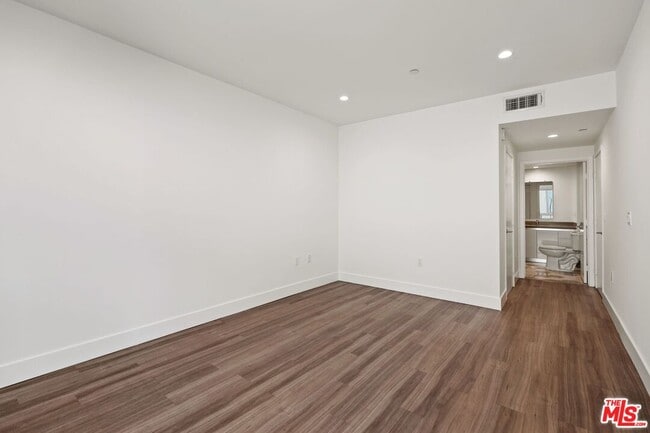 Photo - 1265 Barry Ave Unit ph1