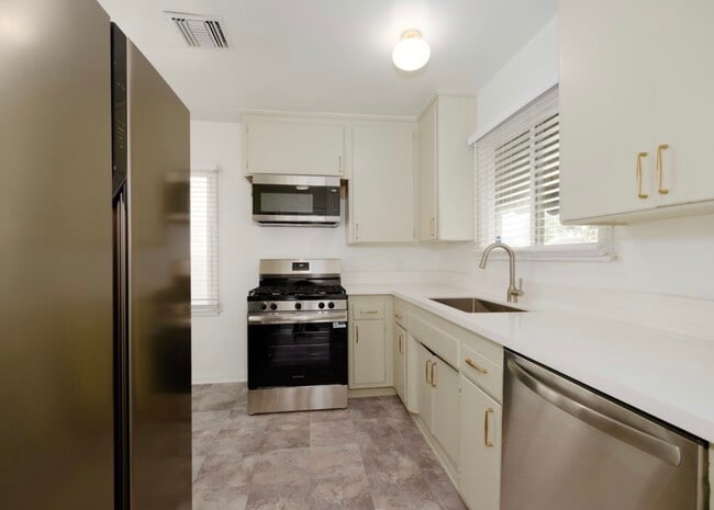 Photo - 8123 Lindley Ave