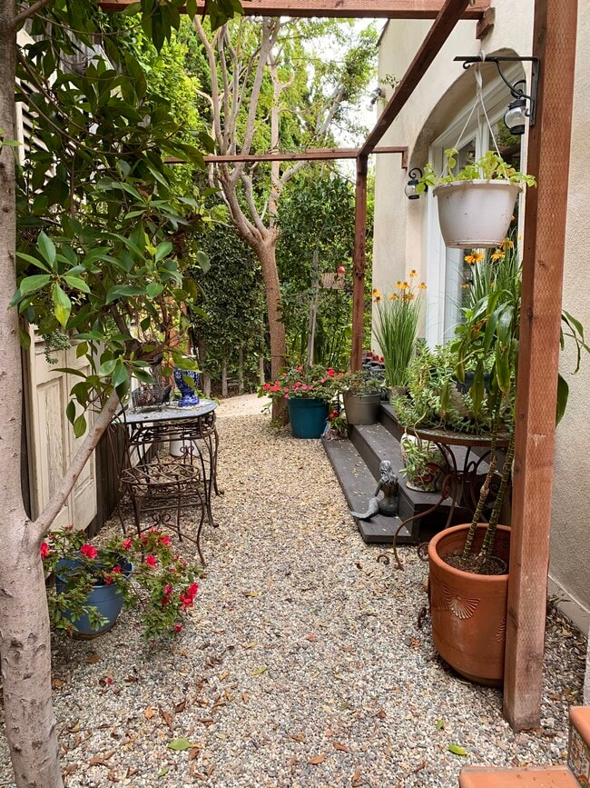 Building Photo - 607 N Windsor Blvd Unit 607