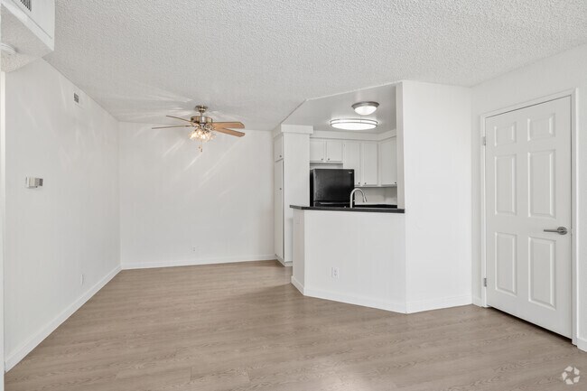1BR, 1BA - 661SF - Dining Room - Elan Riverwalk