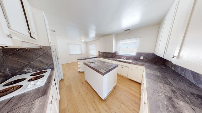 Photo - Huge House on Art St!! (Lease out, pending...