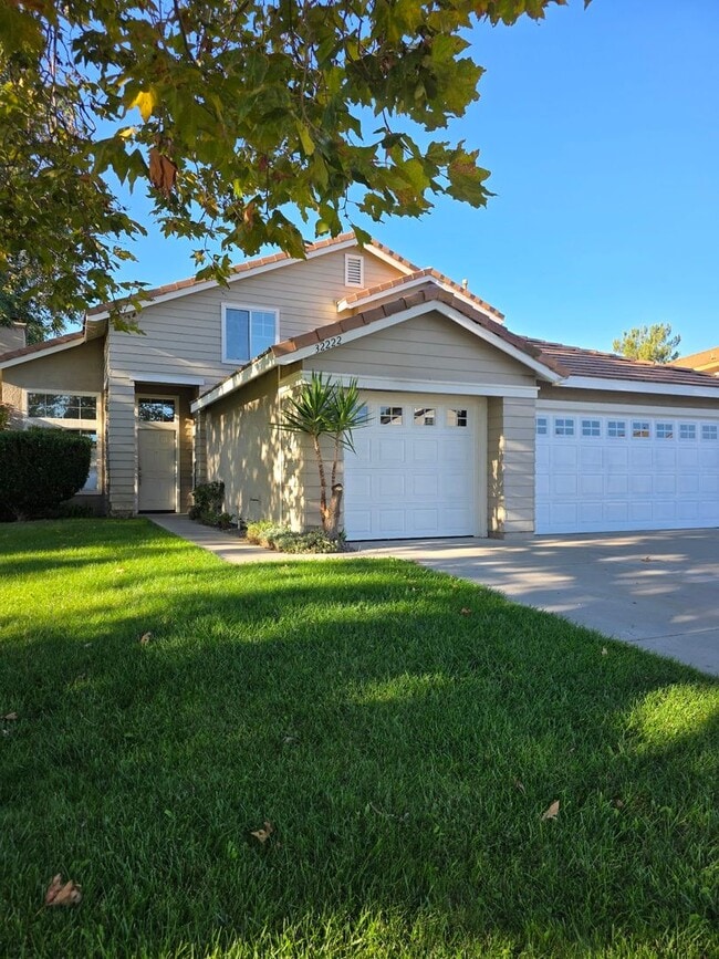 Building Photo - 4 Bedroom Home in Paloma del Sol. Fresh Pa...