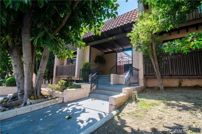 Building Photo - 719 N Eucalyptus Ave Unit 22C