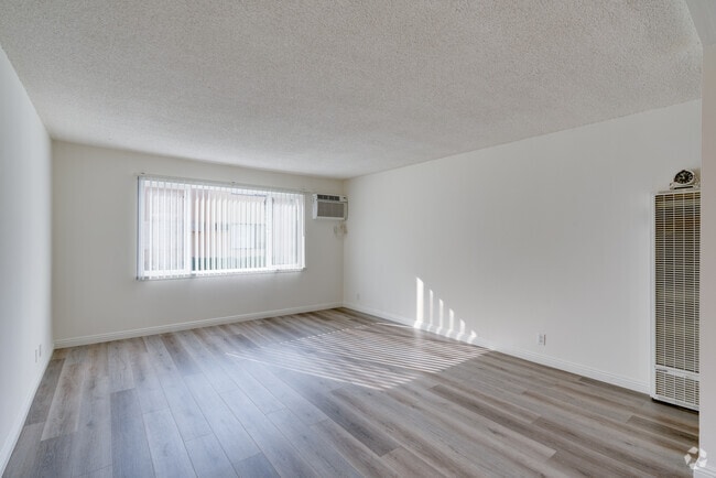 2BR, 1BA - 800SF - Serrano Apartments