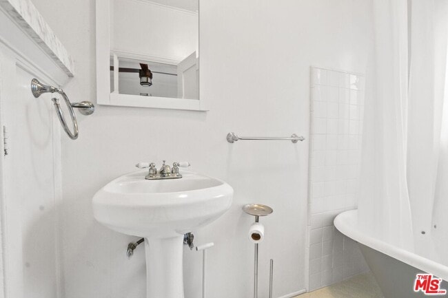 Photo - 1388 1/2 Edgecliffe Dr Unit 1/2