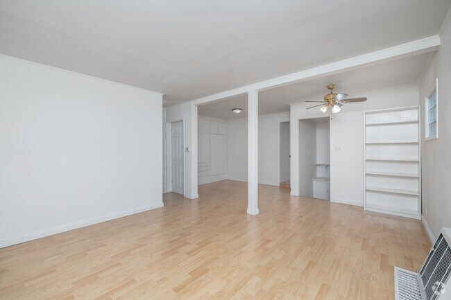 1BR, 1BA - 950SF - Living Room - 925 1/2 Tularosa Dr Unit 9251/2