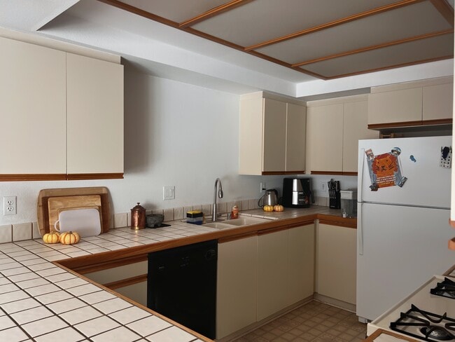 Kitchen - 18435 Keswick St