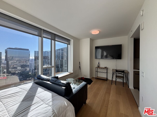 Building Photo - 889 Francisco St Unit 2305